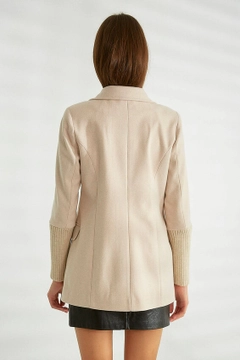 Bir model, Robin toptan giyim markasının 26173 - Jacket - Stone toptan Ceket ürününü sergiliyor.