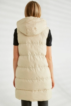 Una modella di abbigliamento all'ingrosso indossa 26185 - Vest - Stone, vendita all'ingrosso turca di Veste di Robin