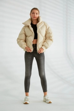 Bir model, Robin toptan giyim markasının 26187 - Coat - Stone toptan Kaban ürününü sergiliyor.