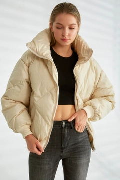 Bir model, Robin toptan giyim markasının 26187 - Coat - Stone toptan Kaban ürününü sergiliyor.