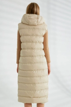 Ένα μοντέλο χονδρικής πώλησης ρούχων φοράει 26181 - Vest - Stone, τούρκικο Αμάνικο μπλουζάκι χονδρικής πώλησης από Robin