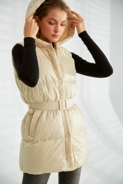 Bir model, Robin toptan giyim markasının 26182 - Vest - Stone toptan Yelek ürününü sergiliyor.