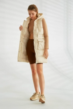 Bir model, Robin toptan giyim markasının 26183 - Vest - Stone toptan Yelek ürününü sergiliyor.