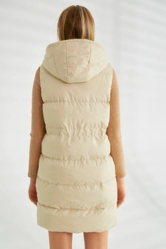 Una modella di abbigliamento all'ingrosso indossa 26183 - Vest - Stone, vendita all'ingrosso turca di Veste di Robin