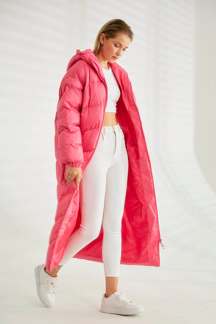 Bir model, Robin toptan giyim markasının 26236 - Coat - Fuchsia toptan Kaban ürününü sergiliyor.
