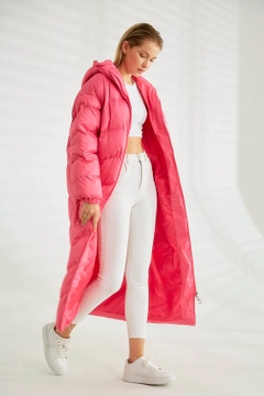 Ein Bekleidungsmodell aus dem Großhandel trägt 26236 - Coat - Fuchsia, türkischer Großhandel Mantel von Robin