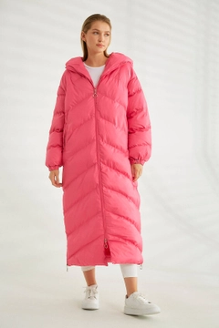 Una modelo de ropa al por mayor lleva 26236 - Coat - Fuchsia, Abrigo turco al por mayor de Robin