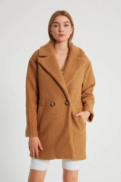A wholesale clothing model wears 26231 - Coat - Camel, Turkish wholesale Coat of Robin