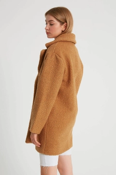 Een kledingmodel uit de groothandel draagt 26231 - Coat - Camel, Turkse groothandel Jas van Robin