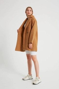 Bir model, Robin toptan giyim markasının 26231 - Coat - Camel toptan Kaban ürününü sergiliyor.