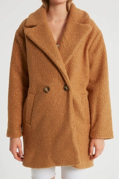 Ein Bekleidungsmodell aus dem Großhandel trägt 26231 - Coat - Camel, türkischer Großhandel Mantel von Robin