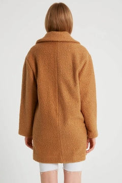 Una modella di abbigliamento all'ingrosso indossa 26231 - Coat - Camel, vendita all'ingrosso turca di Cappotto di Robin