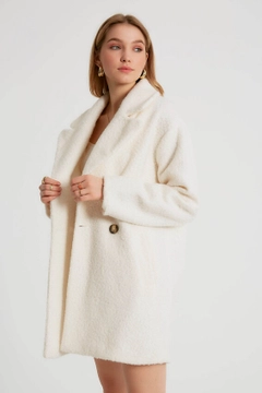 Ein Bekleidungsmodell aus dem Großhandel trägt 26232 - Coat - Ecru, türkischer Großhandel Mantel von Robin