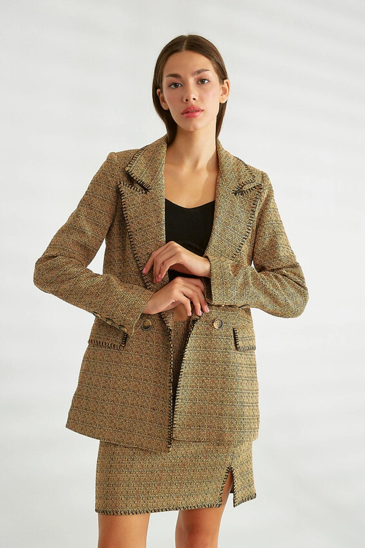 Bir model, Robin toptan giyim markasının 26267 - Jacket - Camel toptan Ceket ürününü sergiliyor.