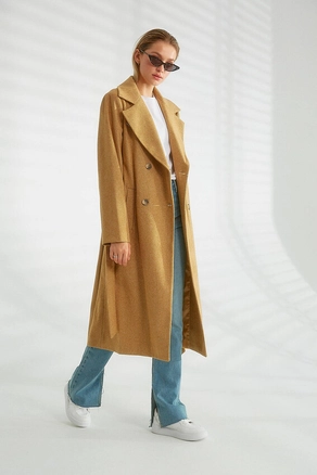 A model wears 26274 - Coat - Camel, wholesale undefined of Robin to display at Lonca