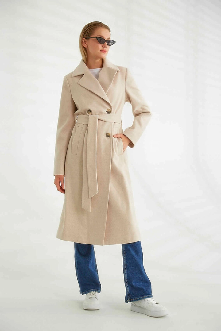 Bir model, Robin toptan giyim markasının 26277 - Coat - Stone toptan Kaban ürününü sergiliyor.