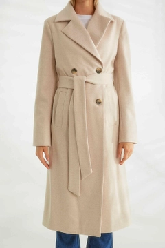 Bir model, Robin toptan giyim markasının 26277 - Coat - Stone toptan Kaban ürününü sergiliyor.