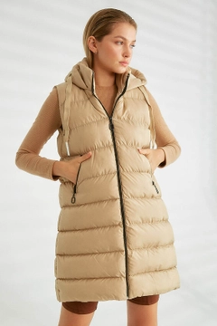 Een kledingmodel uit de groothandel draagt 26330 - Vest - Camel, Turkse groothandel Vest van Robin