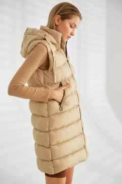 Bir model, Robin toptan giyim markasının 26330 - Vest - Camel toptan Yelek ürününü sergiliyor.