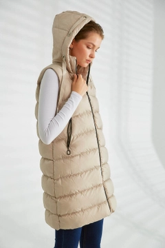 Een kledingmodel uit de groothandel draagt 26332 - Vest - Stone, Turkse groothandel Vest van Robin