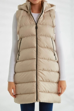 Een kledingmodel uit de groothandel draagt 26332 - Vest - Stone, Turkse groothandel Vest van Robin
