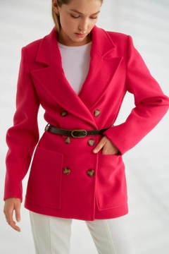 Bir model, Robin toptan giyim markasının 26340 - Jacket - Fuchsia toptan Ceket ürününü sergiliyor.