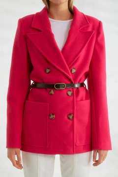 Bir model, Robin toptan giyim markasının 26340 - Jacket - Fuchsia toptan Ceket ürününü sergiliyor.