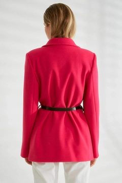 Ein Bekleidungsmodell aus dem Großhandel trägt 26340 - Jacket - Fuchsia, türkischer Großhandel Jacke von Robin
