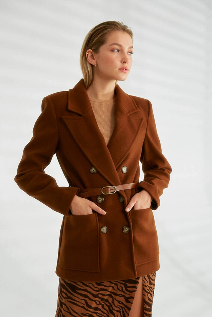 Bir model, Robin toptan giyim markasının 26341 - Jacket - Brown toptan Ceket ürününü sergiliyor.