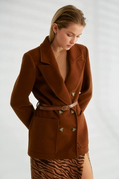 Una modella di abbigliamento all'ingrosso indossa 26341 - Jacket - Brown, vendita all'ingrosso turca di Giacca di Robin