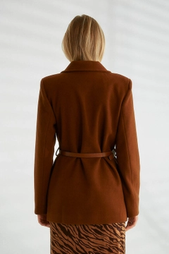Ein Bekleidungsmodell aus dem Großhandel trägt 26341 - Jacket - Brown, türkischer Großhandel Jacke von Robin