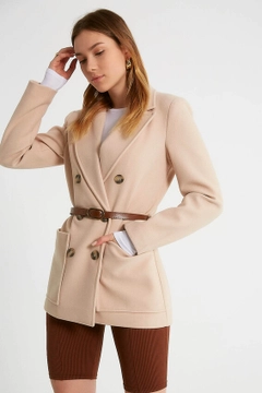 Bir model, Robin toptan giyim markasının 26342 - Jacket - Stone toptan Ceket ürününü sergiliyor.