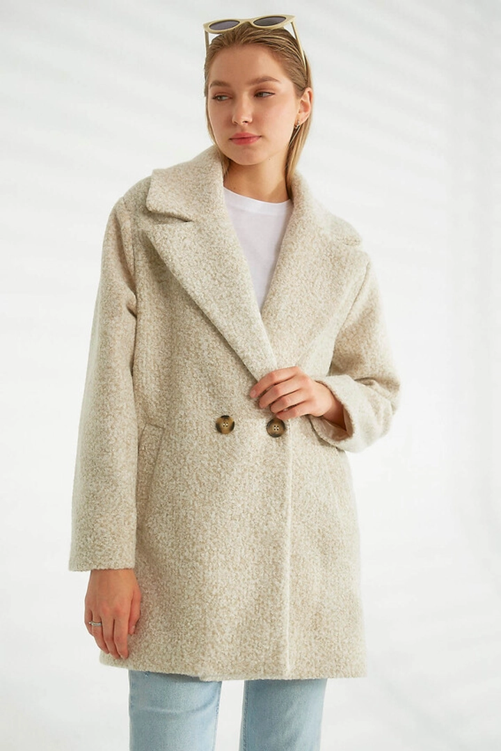 Ein Bekleidungsmodell aus dem Großhandel trägt 26364 - Coat - Beige, türkischer Großhandel Mantel von Robin