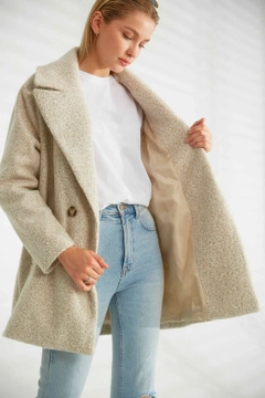 Bir model, Robin toptan giyim markasının 26364 - Coat - Beige toptan Kaban ürününü sergiliyor.