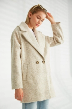 Ein Bekleidungsmodell aus dem Großhandel trägt 26364 - Coat - Beige, türkischer Großhandel Mantel von Robin
