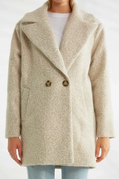 Una modella di abbigliamento all'ingrosso indossa 26364 - Coat - Beige, vendita all'ingrosso turca di Cappotto di Robin