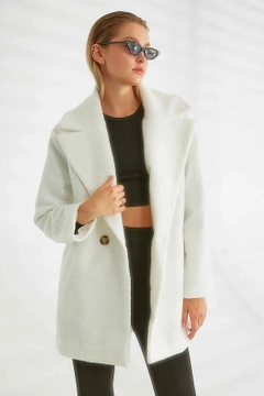 Bir model, Robin toptan giyim markasının 26367 - Coat - Ecru toptan Kaban ürününü sergiliyor.