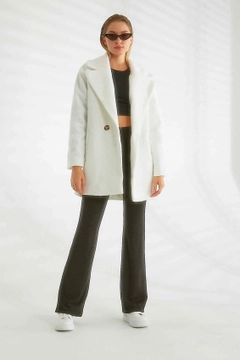 Ein Bekleidungsmodell aus dem Großhandel trägt 26367 - Coat - Ecru, türkischer Großhandel Mantel von Robin