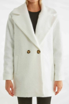 Bir model, Robin toptan giyim markasının 26367 - Coat - Ecru toptan Kaban ürününü sergiliyor.