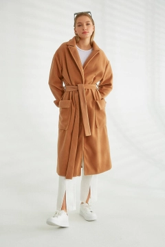 Bir model, Robin toptan giyim markasının 26378 - Coat - Mink toptan Kaban ürününü sergiliyor.