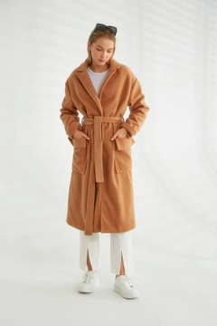 Una modelo de ropa al por mayor lleva 26378 - Coat - Mink, Abrigo turco al por mayor de Robin