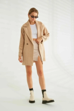 A model wears 26370 - Coat - Camel, wholesale undefined of Robin to display at Lonca
