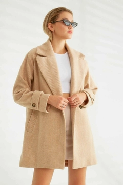 Bir model, Robin toptan giyim markasının 26370 - Coat - Camel toptan Kaban ürününü sergiliyor.