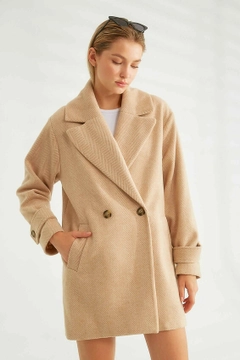 Ein Bekleidungsmodell aus dem Großhandel trägt 26370 - Coat - Camel, türkischer Großhandel Mantel von Robin