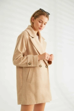 Bir model, Robin toptan giyim markasının 26370 - Coat - Camel toptan Kaban ürününü sergiliyor.