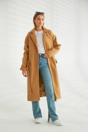 A model wears 26372 - Coat - Camel, wholesale undefined of Robin to display at Lonca