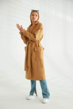 Una modella di abbigliamento all'ingrosso indossa 26372 - Coat - Camel, vendita all'ingrosso turca di Cappotto di Robin