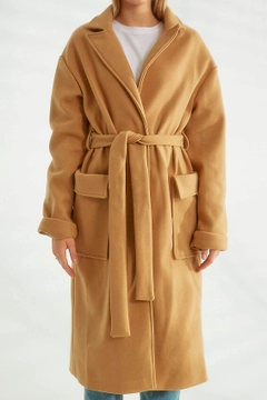 Ein Bekleidungsmodell aus dem Großhandel trägt 26372 - Coat - Camel, türkischer Großhandel Mantel von Robin