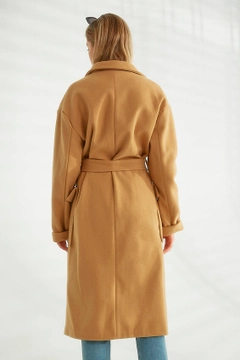 Una modella di abbigliamento all'ingrosso indossa 26372 - Coat - Camel, vendita all'ingrosso turca di Cappotto di Robin