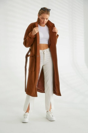 A model wears 26373 - Coat - Brown, wholesale undefined of Robin to display at Lonca